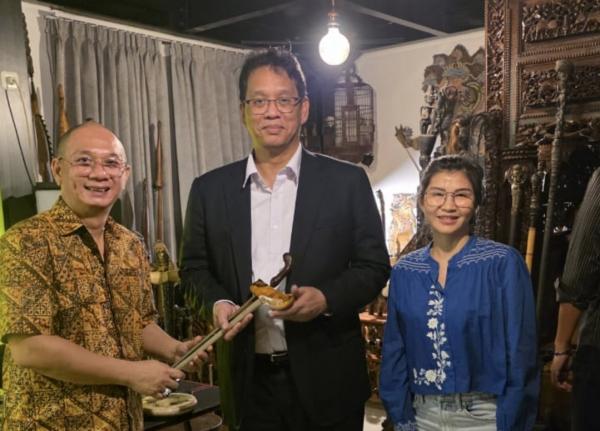 KRA Rivo Cahyono Hibahkan Pusaka Kiai Udan Mas kepada Menkeu Purbaya