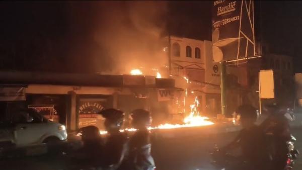 Kebakaran Hebat Melanda Ruko di Samping Terminal Pakupatan Serang, Diduga Akibat Ledakan Travo Listr