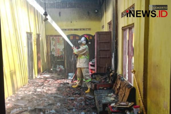 Kebakaran Rumah di Jombang Dipicu Korsleting Listrik, Kerugian Mencapai Rp130 Juta