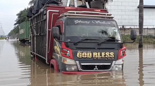 Banjir Parah Rendam Kawasan Industri Modern Cikande, Kendaraan Mogok dan Aktivitas Pabrik Terganggu