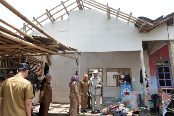 Puluhan Rumah Rusak Akibat Angin Puting Beliung di Randuagung, Pemkab Dirikan Posko Darurat
