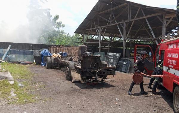 Kebakaran Lahan Dekat Bengkel Bus Bikin Panik Warga, Damkar Bergerak Cepat