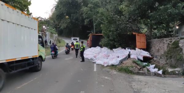 Tak Kuat Menanjak, Truk Pupuk Terguling di Pandeglang: Puluhan Karung Berserakan di Jalan