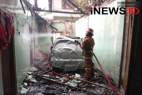 Kebakaran Rumah Warga di Jombang, Material Runtuh Timpa Mobil Mewah
