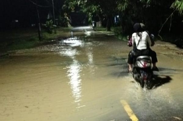 Hujan Deras Lumpuhkan Sindangbarang! Jalan Provinsi Tergenang, Rumah Warga Terendam