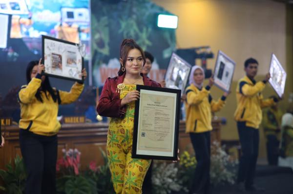 Dukung Geopark Bojonegoro ke Level Dunia, Unigoro Hibahkan 567 Karya Mahasiswa