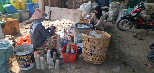Kreatif! Warga Bojonegara Kabupaten Serang Olah Sampah Plastik jadi Paving Block Ramah Lingkungan