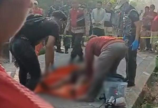 Gempar! Mayat Pria Diduga Korban Pembunuhan Ditemukan di Jalan Desa