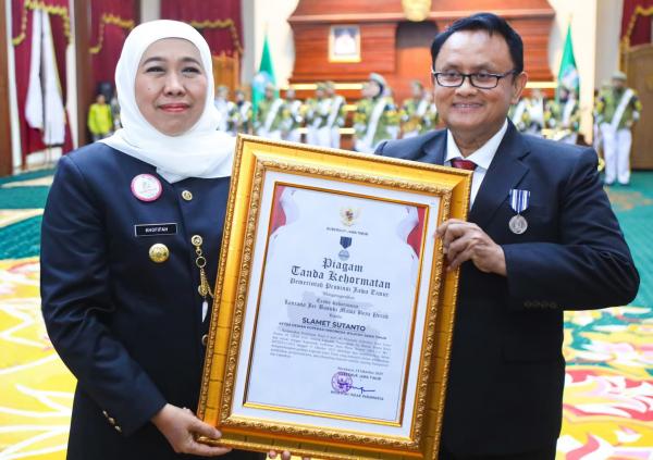 Gubernur Jatim Anugerahkan Jer Basuki Mawa Beya ke Ketua Dekopinwil Jatim