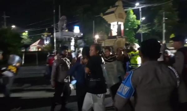 Breaking News! Puluhan Warga Serang Mapolres Lumajang
