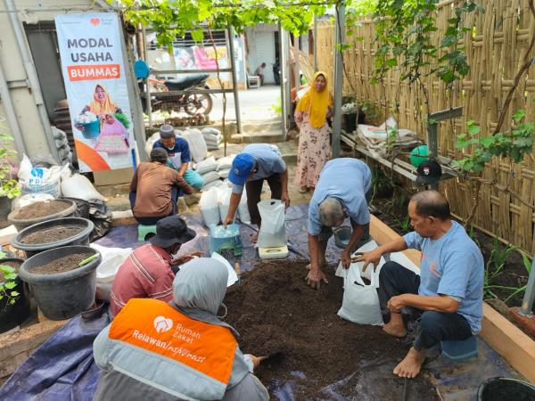 BUMMas Solot Berkah Dorong Kemandirian Ekonomi Warga Lewat Usaha Media Tanam