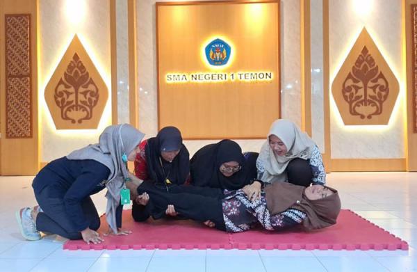 Komunitas Belajar Venus SMA N 1 Temon Latih Guru Penanganan P3K di Sekolah