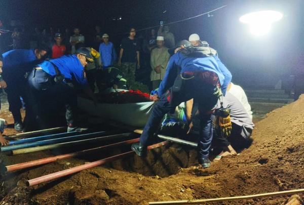 Damkar Kuningan Bantu Pemakaman Jenazah Berbobot 200 Kilogram