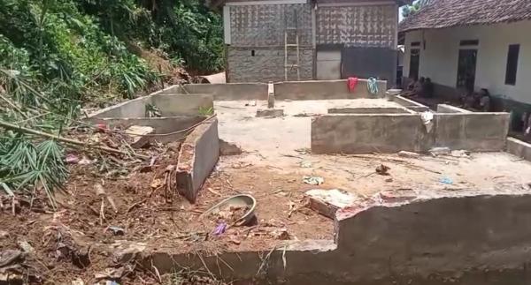 Hujan Deras Picu Tanah Bergerak, Satu Rumah di Malingping Lebak Ambruk