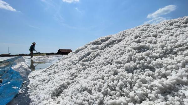 FOTO: Kilau Garam Babalan, Emas Putih dari Pesisir Utara