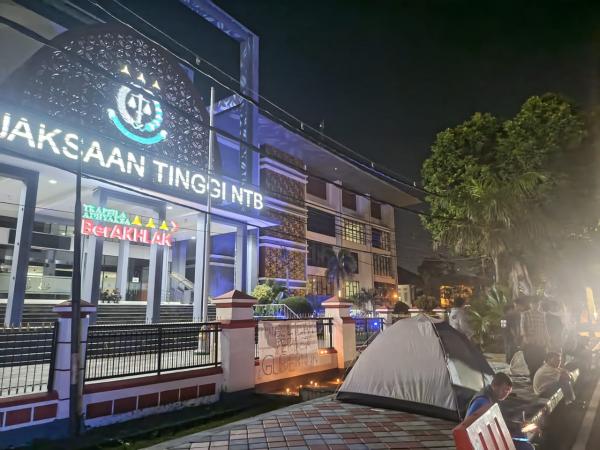 Mahasiswa NTB Dirikan Tenda Malam di Kejati Dibubarkan, Desak Gubernur Diperiksa Kasus Dana Siluman