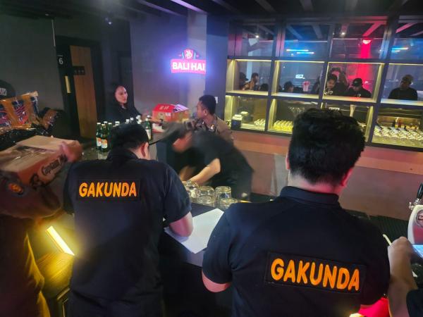 Gerebek Penjualan Miras, Satpol PP Tangsel Sita 300 Botol Siap Jual