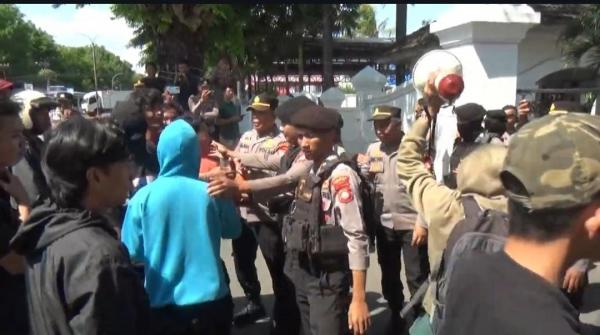 Ricuh, Mahasiswa Geruduk Kantor Pajak Takalar Protes Perubahan Kepemilikan Lahan Veteran