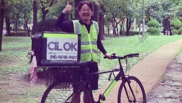 Viral! Pria Asal Korea Jualan Cilok Khas Bandung di Negeri Ginseng, Satu Porsi Dujual Rp116 Ribu