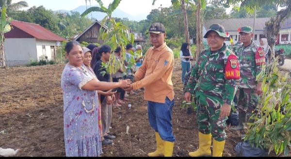 Satgas TMMD ke-126 Bagikan Bibit Pohon Buah untuk Hijaukan Desa
