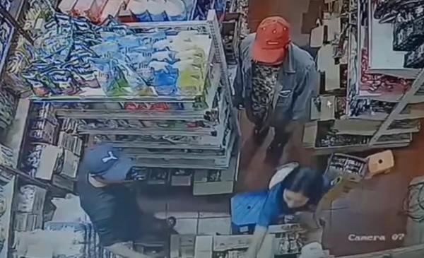 Viral Lagi, Aksi Komplotan Pelaku Pencurian di Toko Ponorogo Terekam CCTV