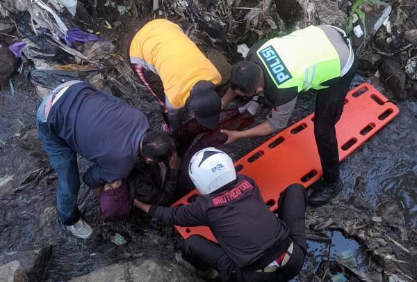 Motor Oleng, Ibu dan Anak Nyemplung Parit 3 Meter di Depan PLN Ungaran