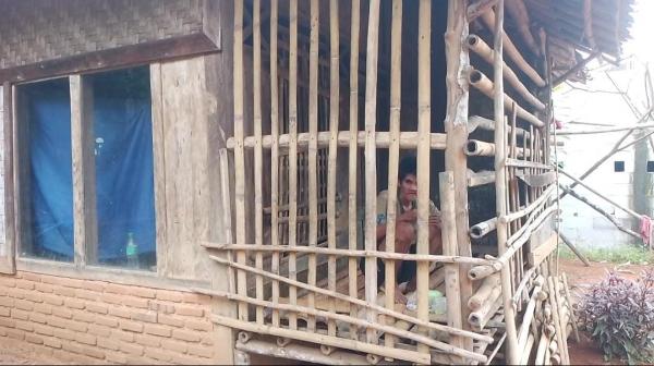 Miris! Karena Kerbatasan Ekonomi Keluarga, ODGJ di Tenjo Bogor 4 Tahun Dikurung di Kandang
