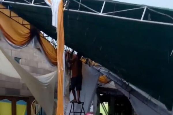 Ngeri! Detik-detik Angin Puting Beliung Terjang Permukiman Warga Jombang, Rumah Tenda Hajatan Rusak