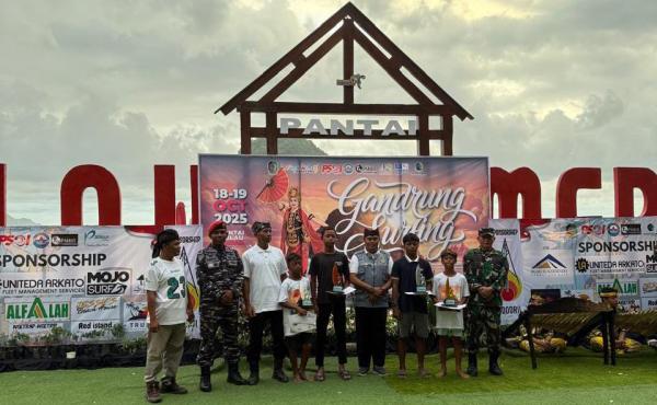 Ombak Pulau Merah Diserbu! Gandrung Surfing 2025 Sukses Total, 53 Peselancar Unjuk Gigi