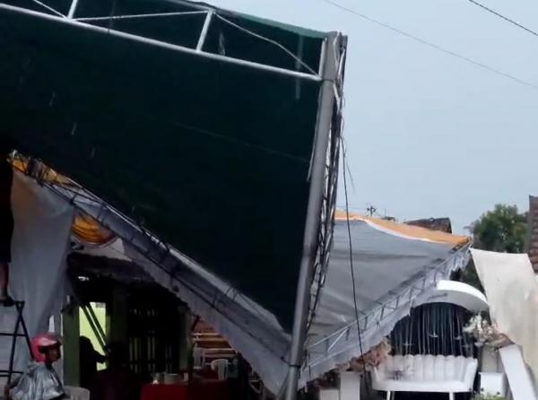 Diterjang Angin Puting Beliung, Warga Jombang Panik: Atap Rumah Terbang, Tenda Hajatan Ambruk