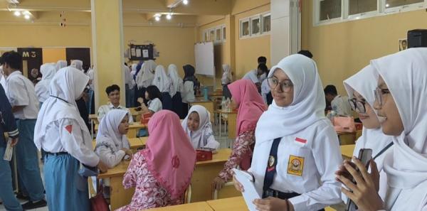 Seru! Siswa SMP Surabaya Belajar Jadi Wartawan di SMA IPIEMS, Langsung dari Ahlinya