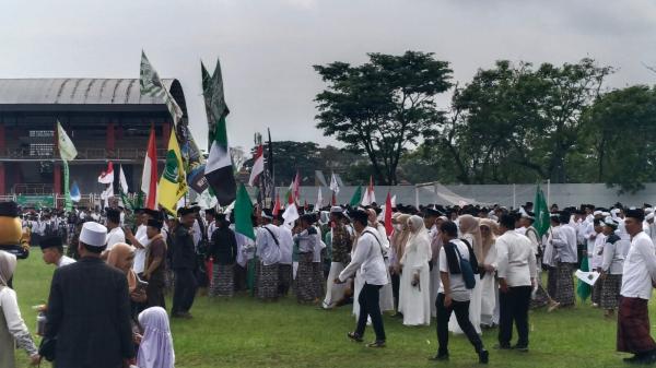Peringatan Hari Santri Nasional 2025 di Tasikmalaya, Puluhan Ribu Santri Penuhi Stadion Wiradadaha