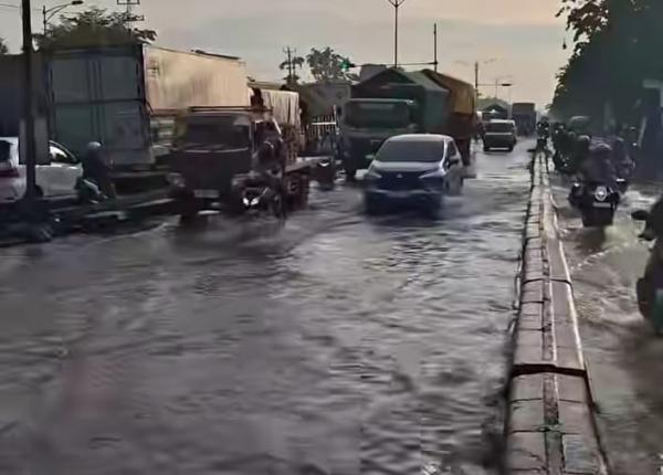 Kaligawe hingga Sayung Terendam Banjir, Jalur Pantura Semarang-Demak Macet Parah