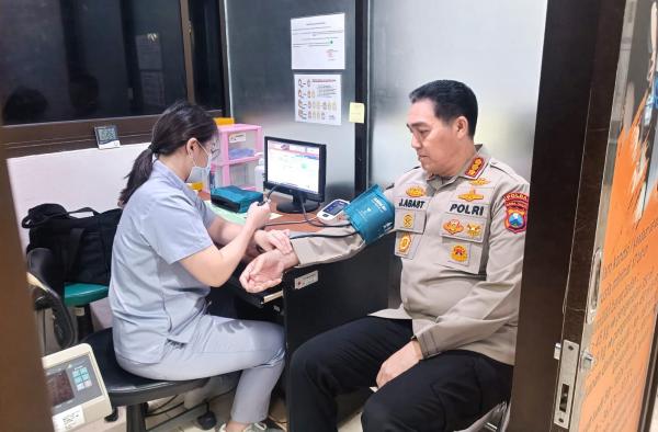 HUT ke-74 Humas Polri, Personel Polda Jatim Kompak Sumbangkan Darah