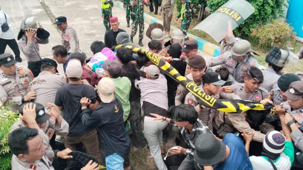 Aksi Warga Cidempet Memanas, Kuwu Lari Dikejar Massa di Halaman Kantor Desa