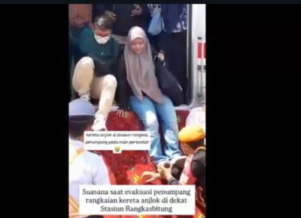 KRL Rangkasbitung–Tanah Abang Anjlok, Penumpang Dievakuasi Lewat Prosotan