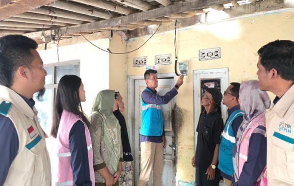PLN Cikarang Berikan 32 Sambungan Listrik Gratis bagi Warga Kurang Mampu di Bekasi