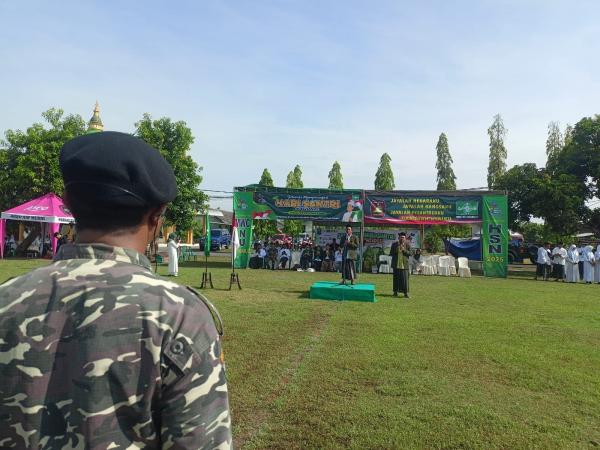 Momen Spesial Hari Santri: Siswa Kenakan Sarung dan Peci, Kepsek Soroti Krisis Iklim Dunia