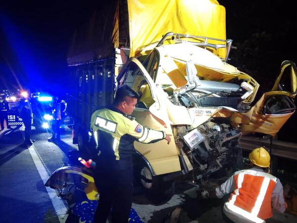 Tragis! Sopir dan Kernet Truk Terjepit Kabin Usai Hantam Kontainer di Tol Jombang, Begini Kondisinya