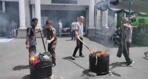 Kejari Lebak Musnahkan 57 Barang Bukti dari Beragam Kasus, Termasuk Narkotika dan Perlindungan Anak