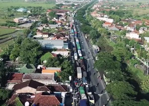 Macet Horor Imbas Banjir Kaligawe Mengular hingga Kalibanteng-Mangkang, Ini Penampakannya