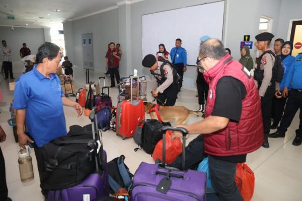 Polisi Razia Narkoba di Pelabuhan Sekupang Bawa Anjing K9, Puluhan Koper Digeledah