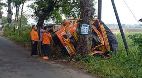 Kecelakaan Hari Ini di Jombang: Truk Muatan Pasir Hias Tabrak Pohon, Evakuasi Sopir Terjepit Dramati