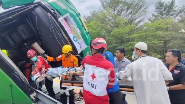 4 Orang Tewas, Kecelakaan Bus Pariwisata Terguling di Tol Pemalang-Batang KM 32-B