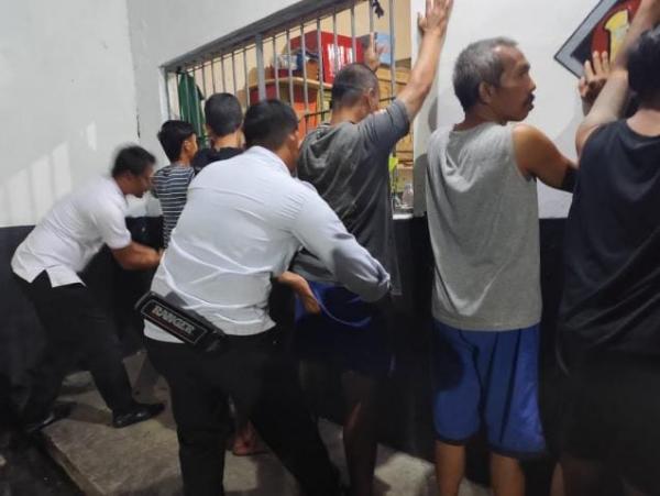 Razia Gabungan di Lapas Indramayu, Petugas Temukan Alat Tato hingga Sajam