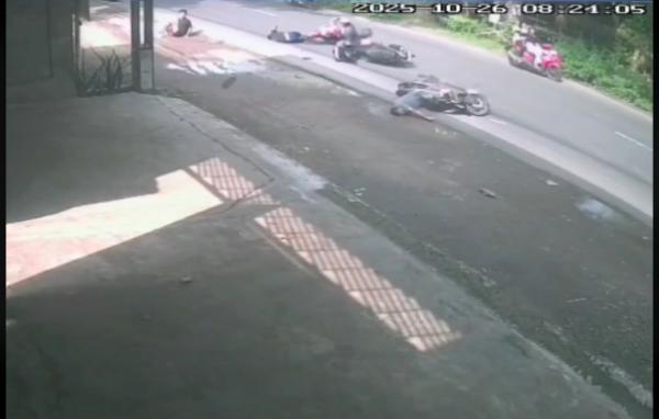 Detik-detik Tiga Motor Terlibat Kecelakaan Maut di Jombang Terekam CCTV, 1 Tewas 2 Luka Parah