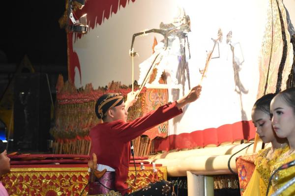 Getarkan Dunia Perdalangan! Sabetan Ki Lulut, Mahasiswa Unsoed Memukau Penonton Wayang Kulit
