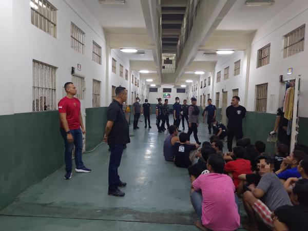 Operasi Halinar Rutan Medaeng: TNI-Polri Gaspol Razia Dini Hari, Cari HP Hingga Narkoba!