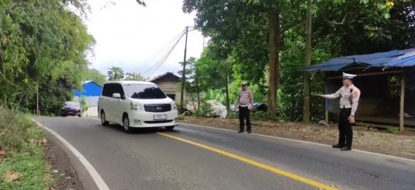 Jalan Jadi Licin, Tumpahan Oli di Pandeglang Bikin Banyak Pengendara Motor Tersungkur