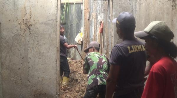 Warga Purwakarta Gotong Royong Bersihkan Material Longsor, Petugas Imbau Waspada Cuaca Ekstrem